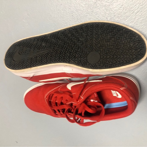 Men’s Nike tennis shoes in bright red! - Picture 2 of 6